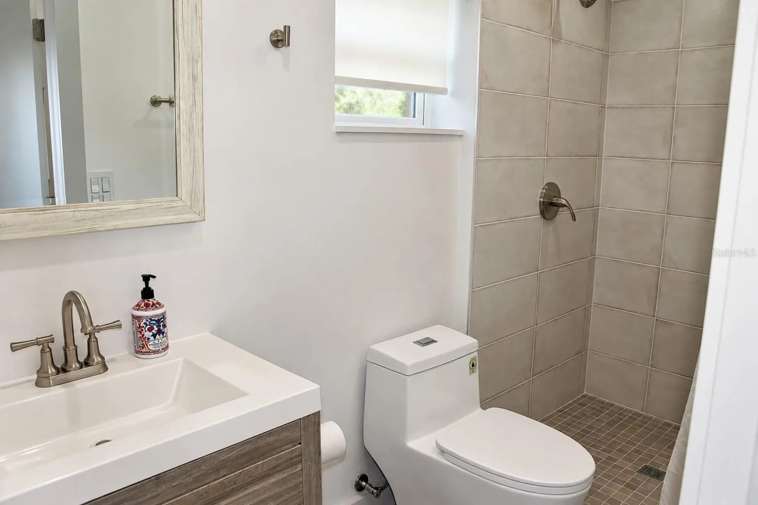 Casita- Minimalist Bathroom with Vanity