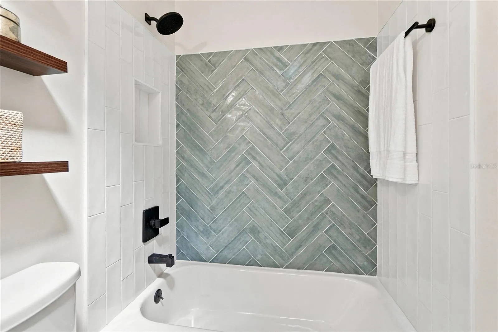 Bathroom 2 with Tub/Shower