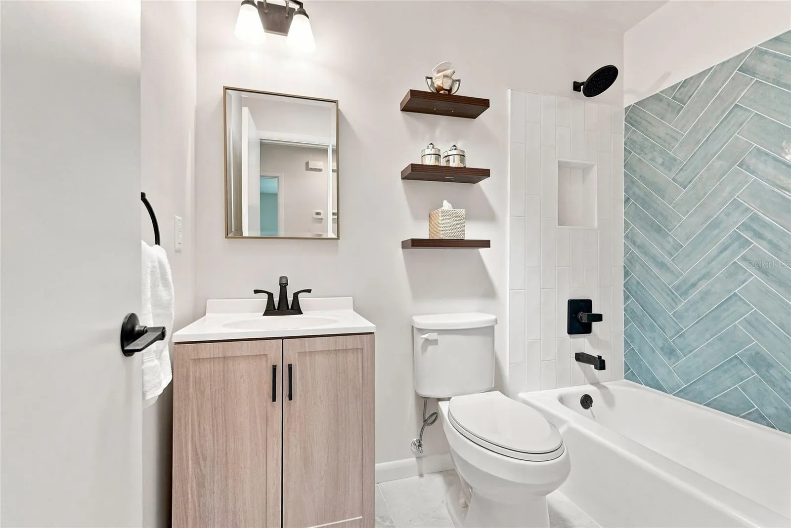Bathroom 2 with Tub/Shower