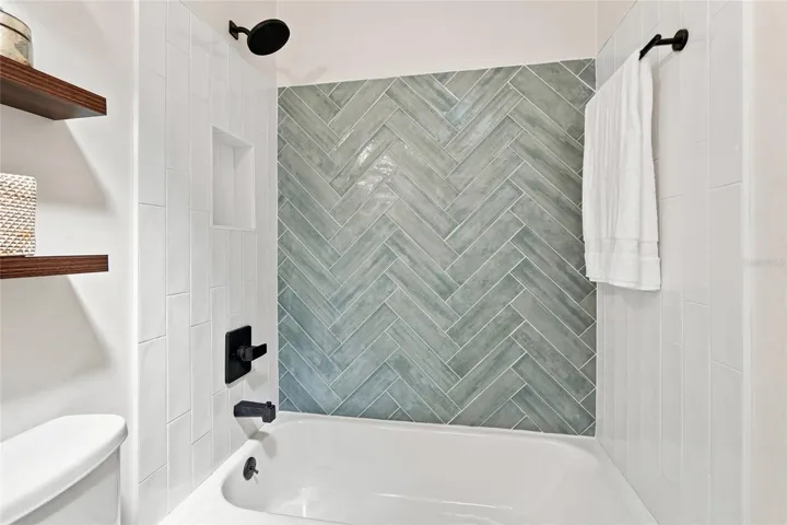 Bathroom 2 with Tub/Shower