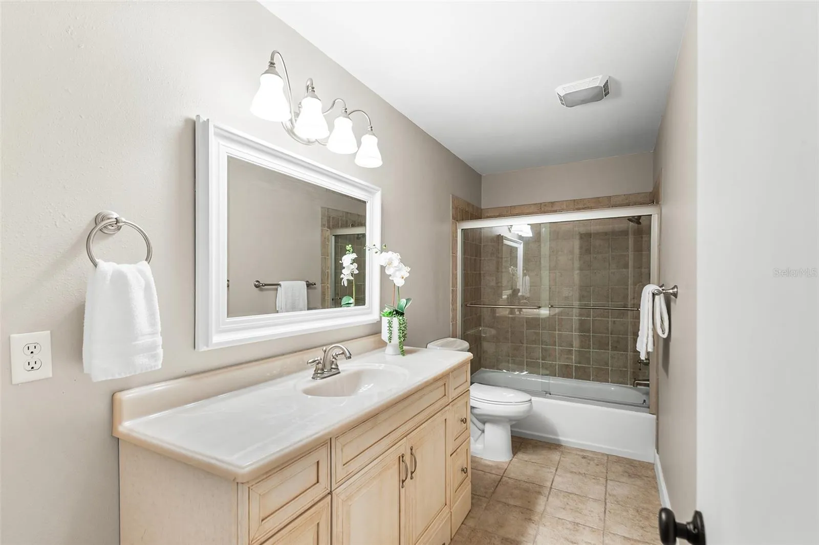 Hall Bathroom w. Tub/Shower, Designer Tile
