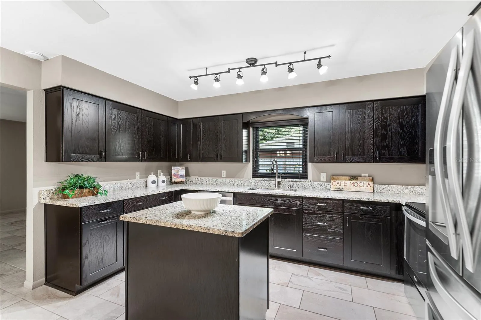 WOW, what a Kitchen! Plenty of cabinets &amp; drawers