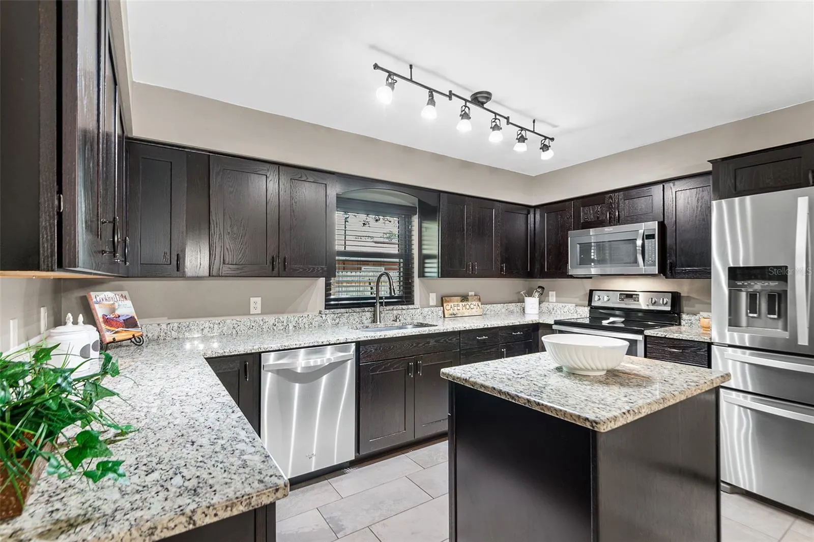 WOW, what a Kitchen! Plenty of cabinets &amp; drawers