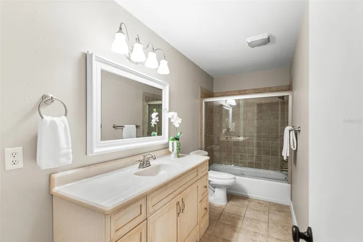 Hall Bathroom w. Tub/Shower, Designer Tile