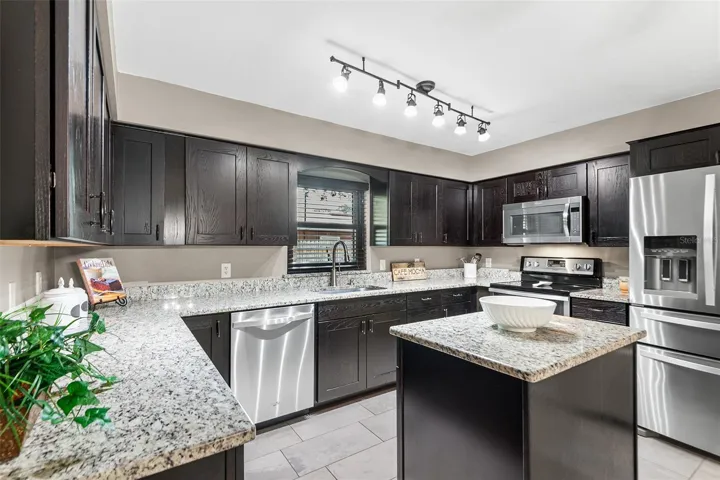 WOW, what a Kitchen! Plenty of cabinets &amp; drawers