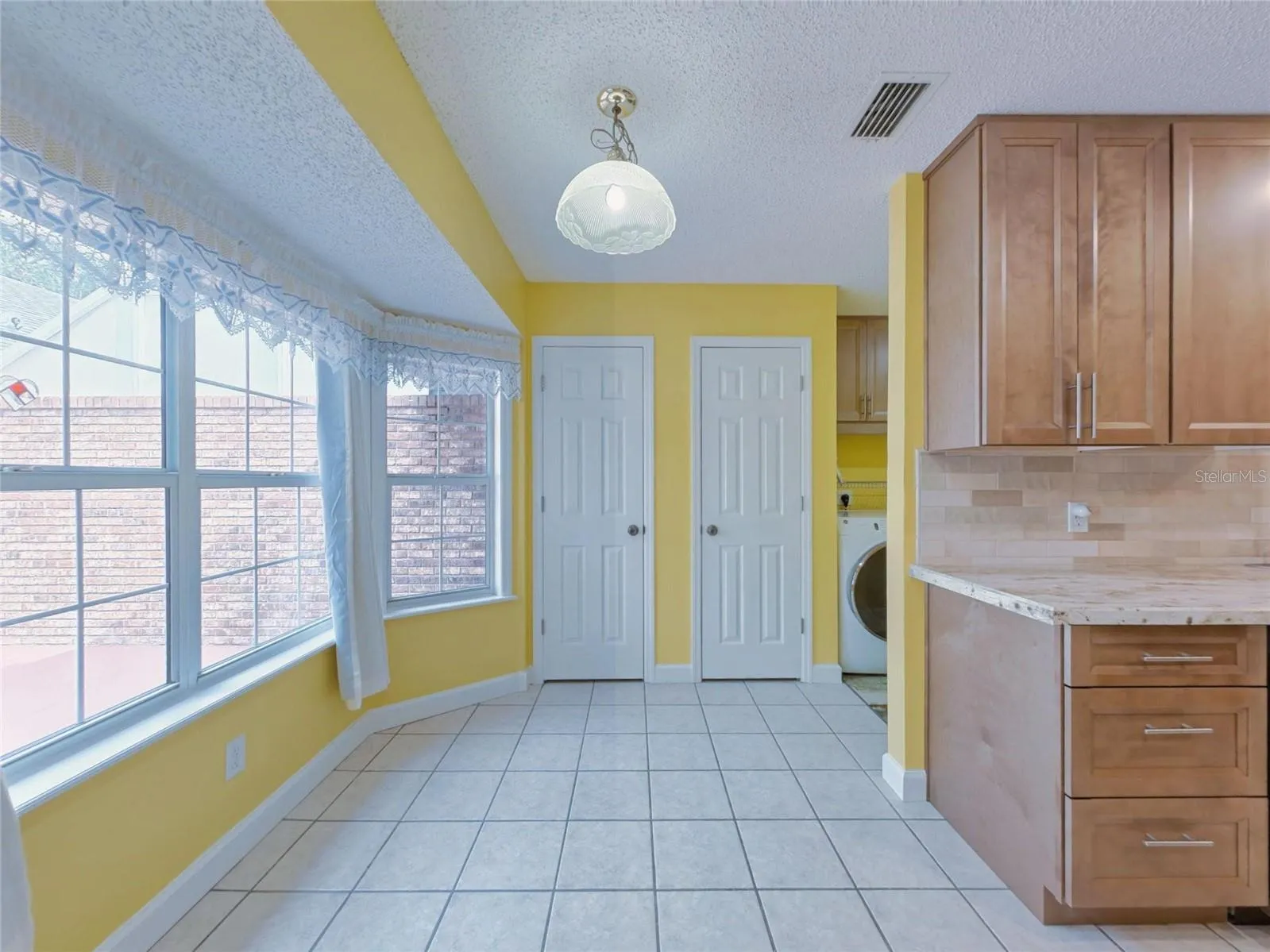 eat in kitchen nook