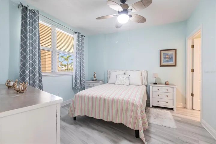 Guest room Ensuite, bath is on the right