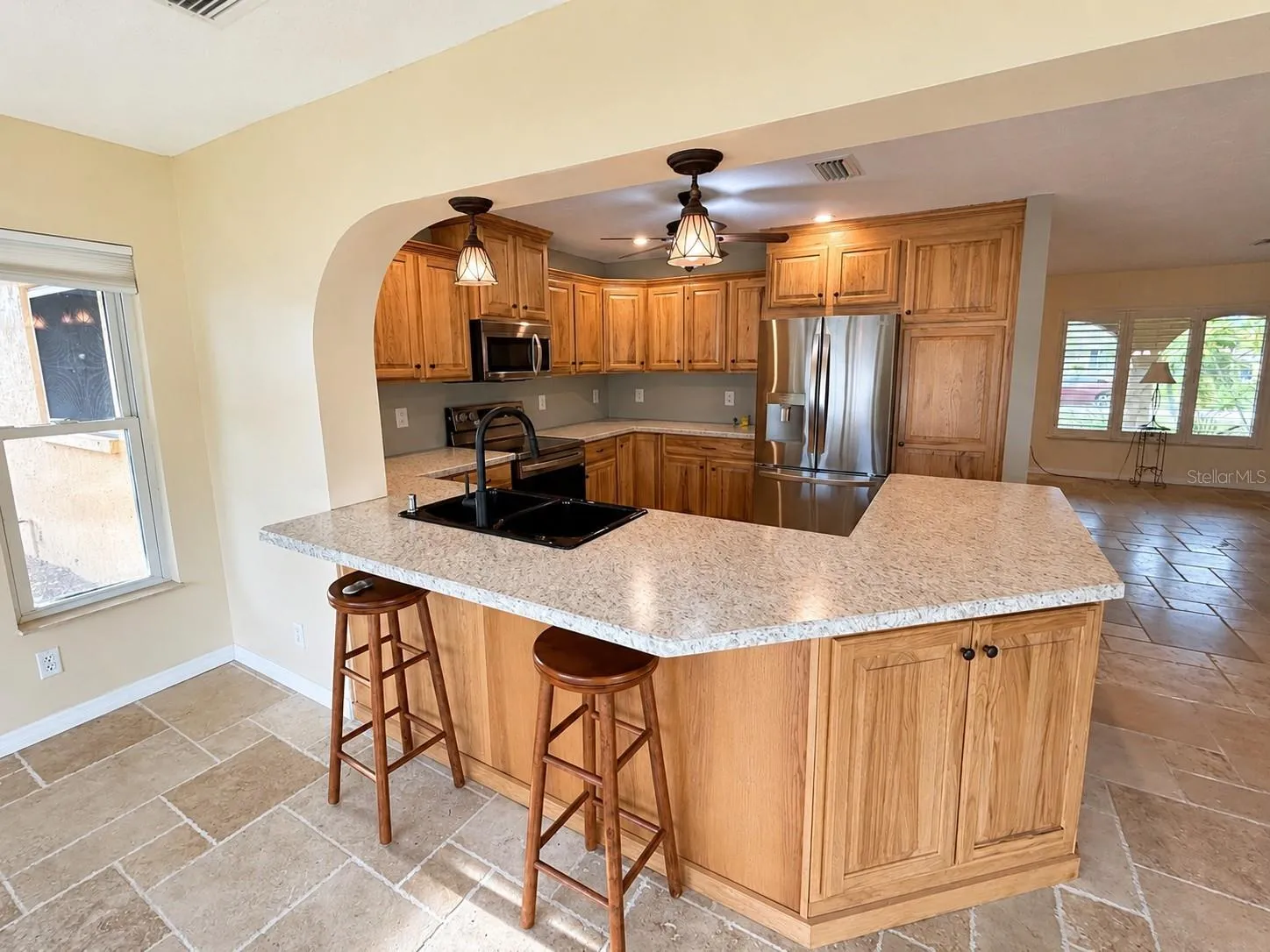 Large breakfast bar peninsula gives you additional seating/ prep area for preparing meals.