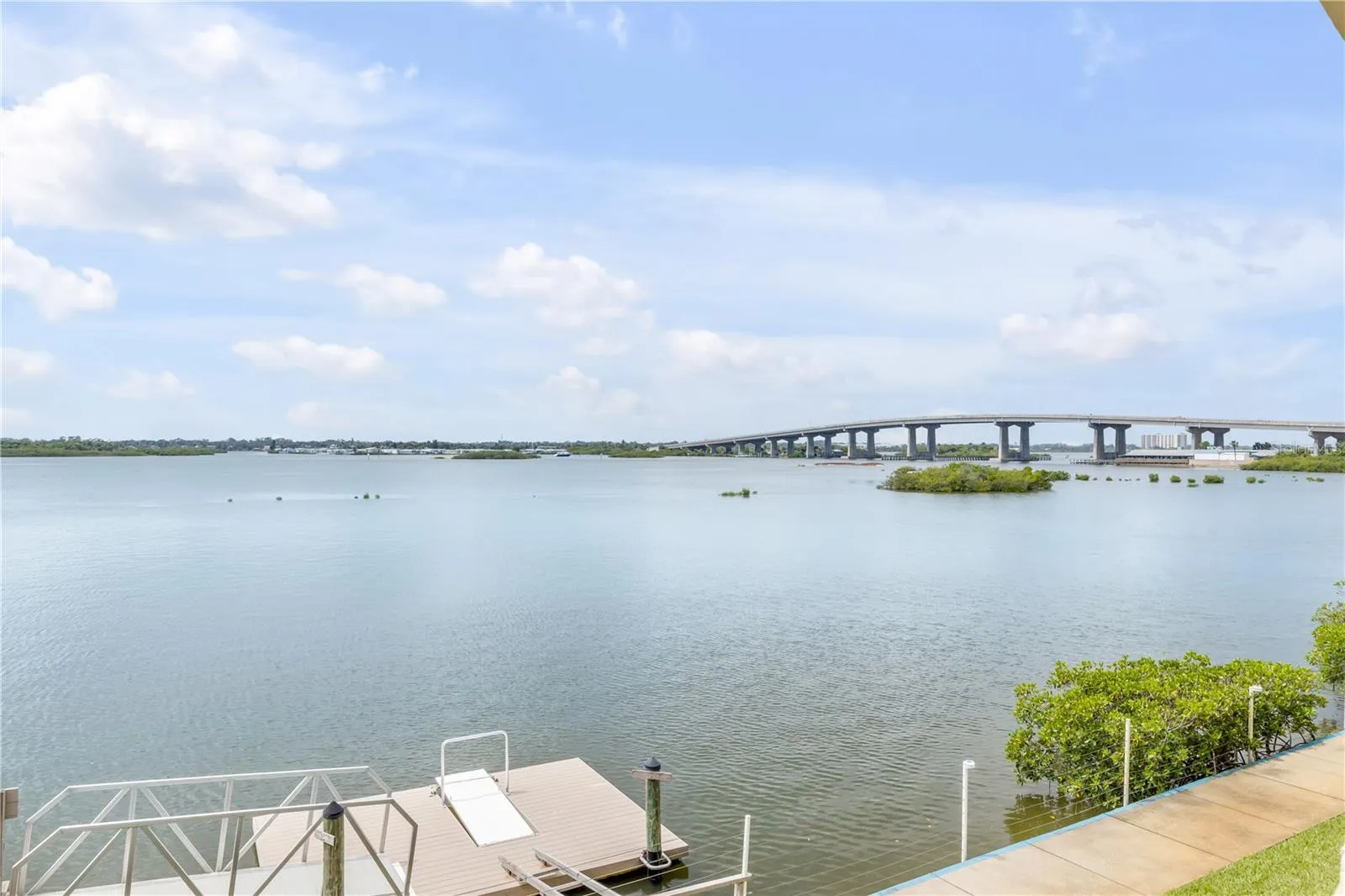Floating kayak dock