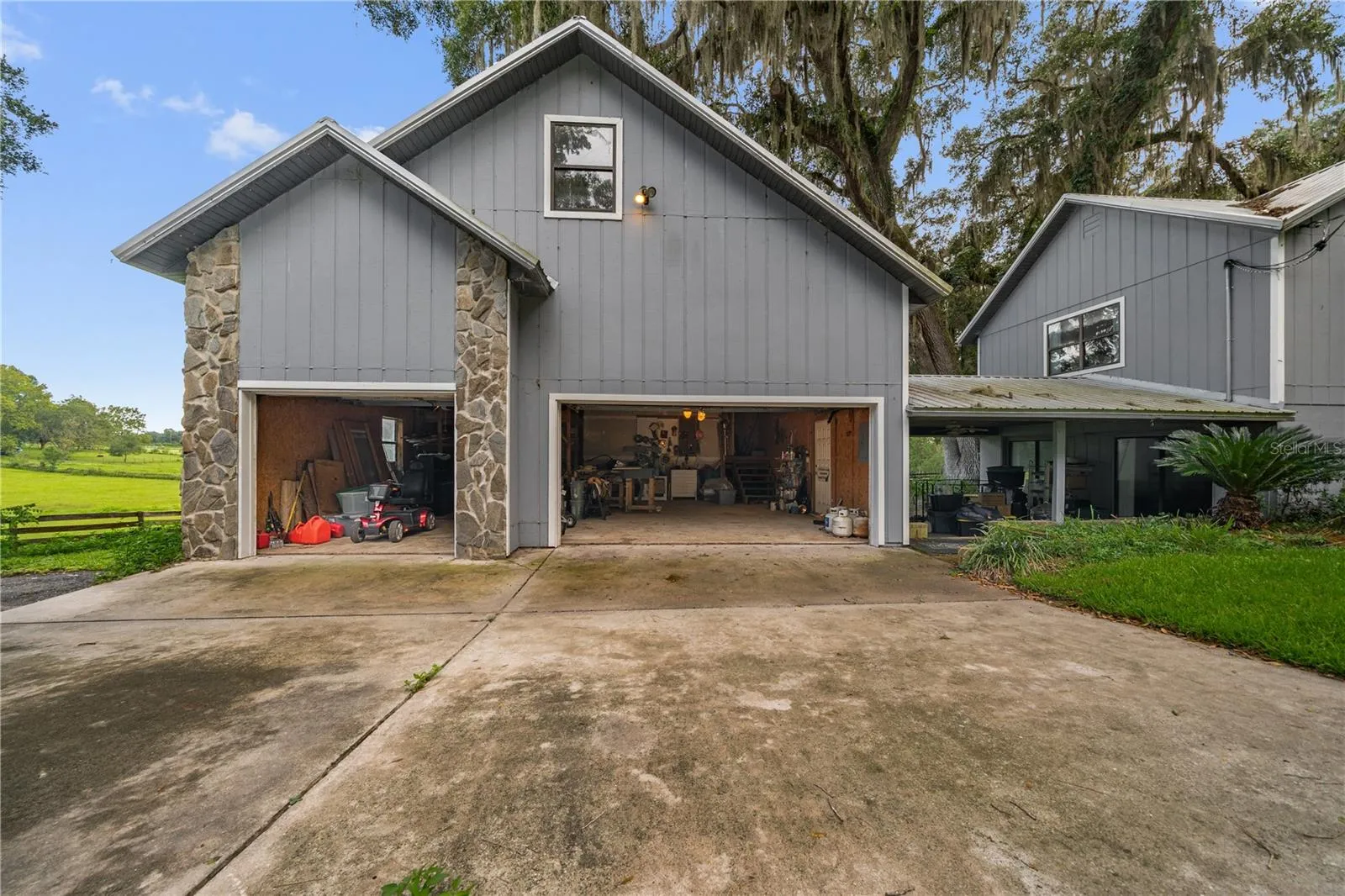 Oversized 40'x40' garage - 3 car