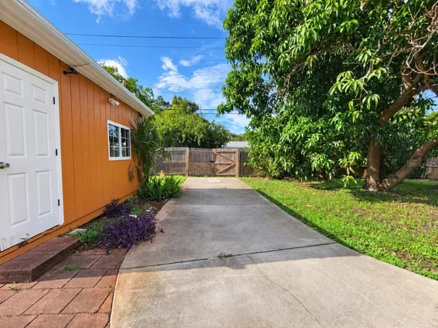 Backyard driveway to dbl gate w/alley access