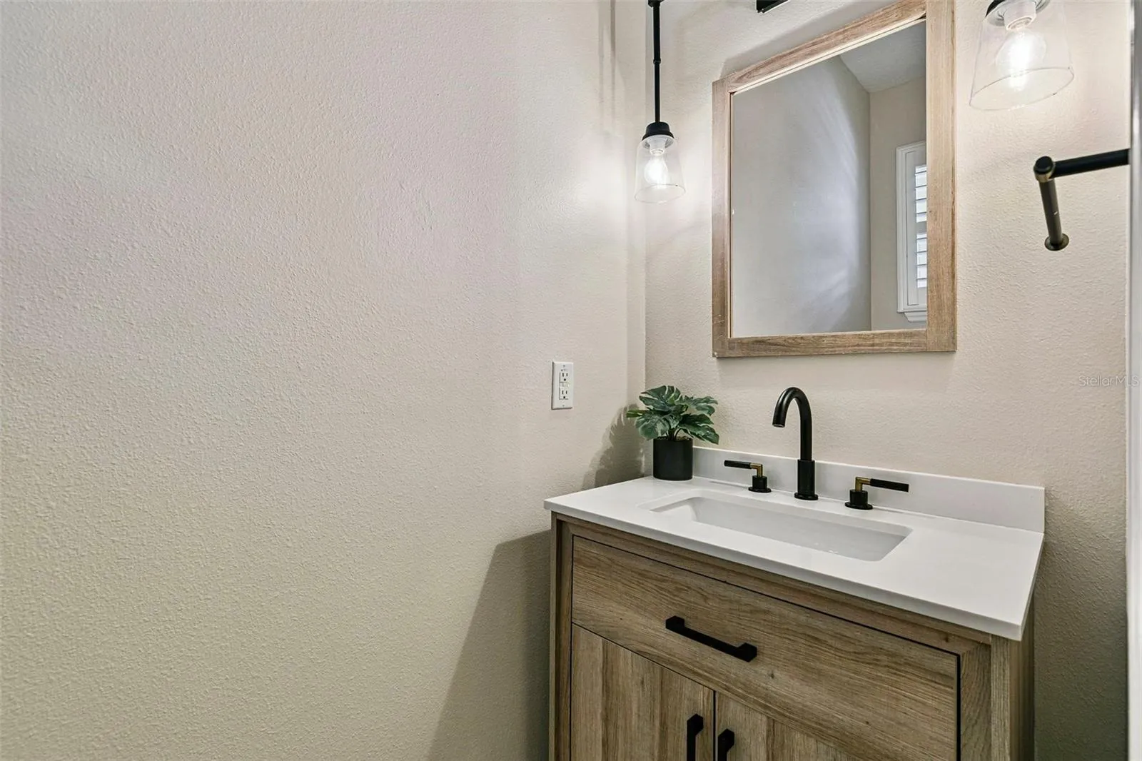 1/2 downstairs bathroom