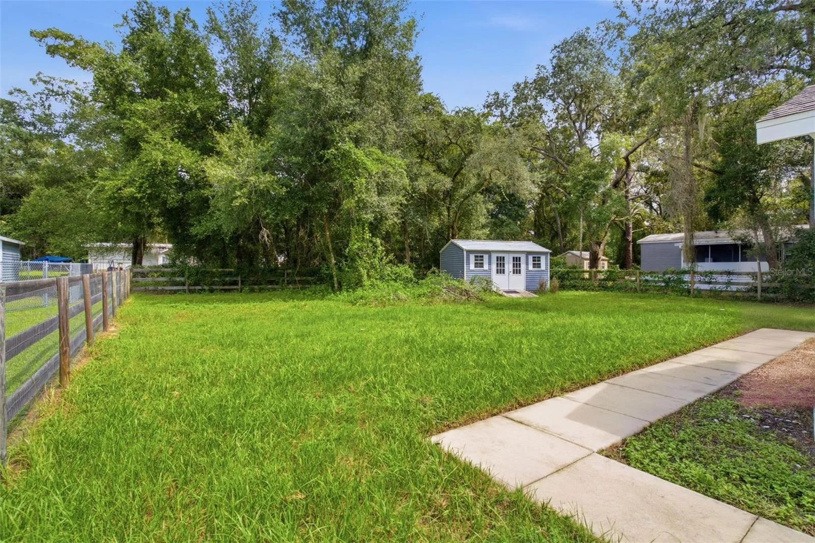 HUGE BACK YARD