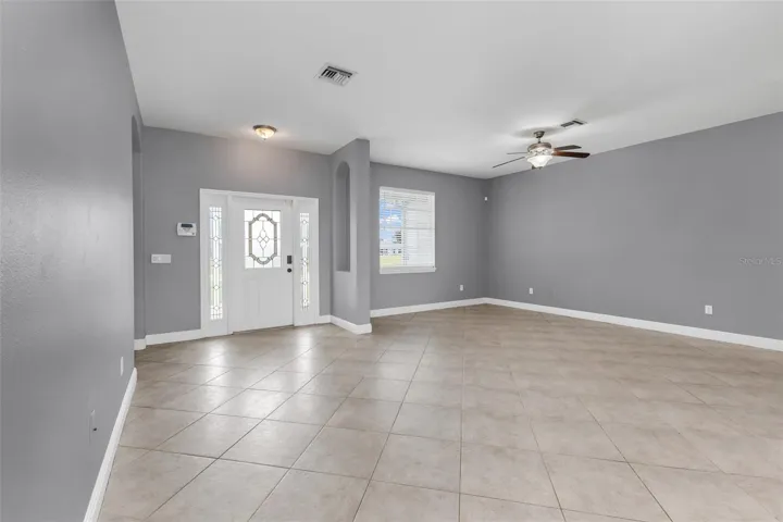 Open floor plan to livingroom