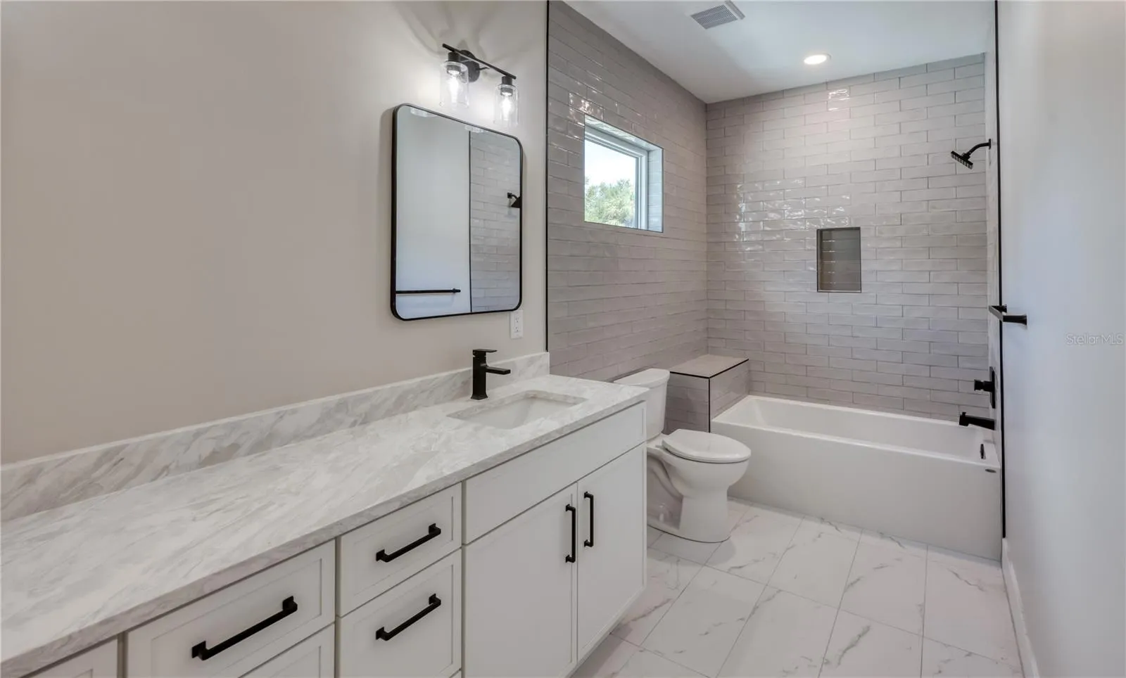 Jack and Jill Bath btn BR 2 and 3