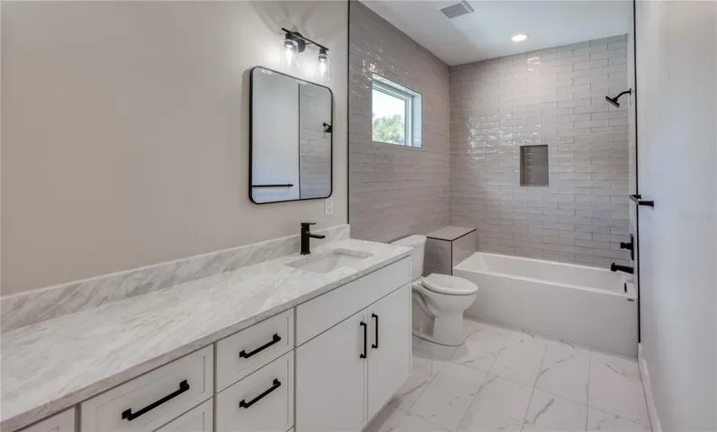 Jack and Jill Bath btn BR 2 and 3