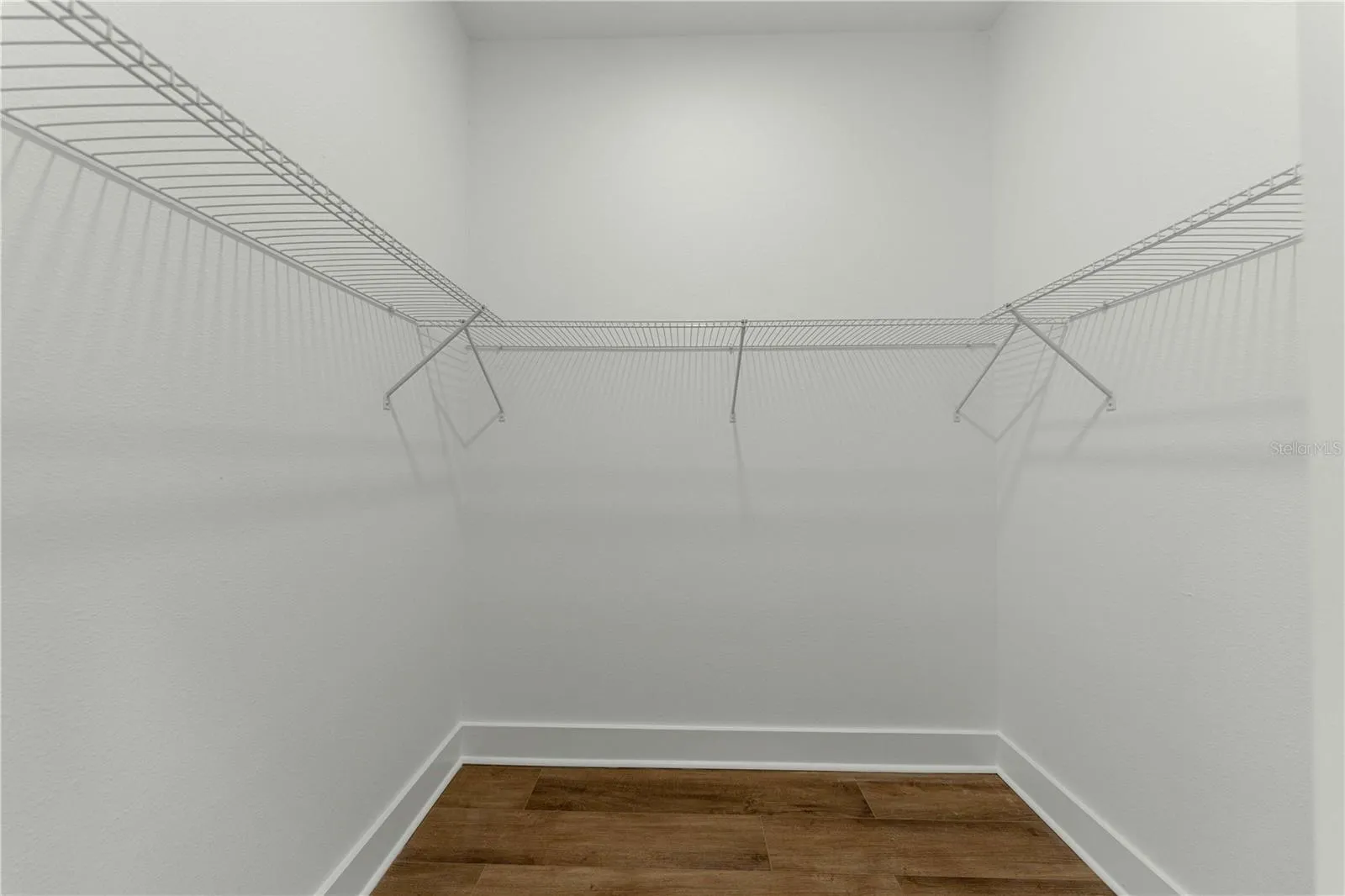 WALK IN CLOSET 1