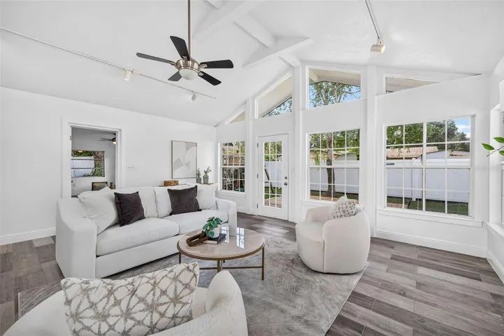 Family Room 19'x18'