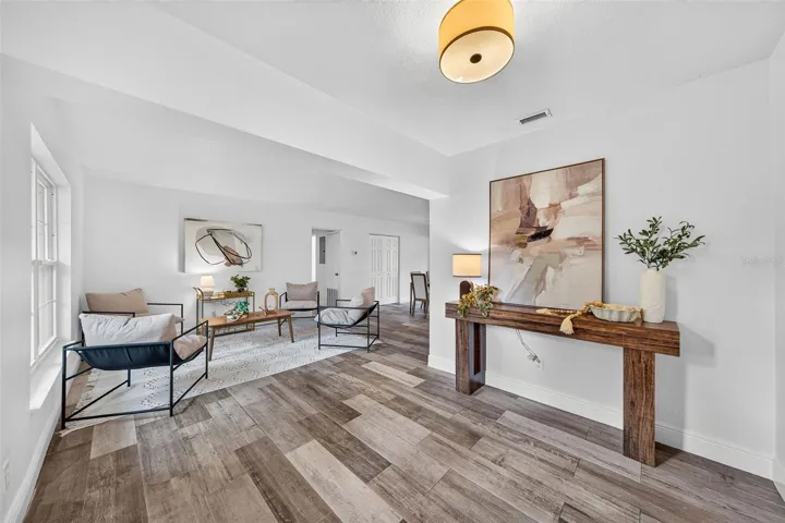Foyer/Living Room