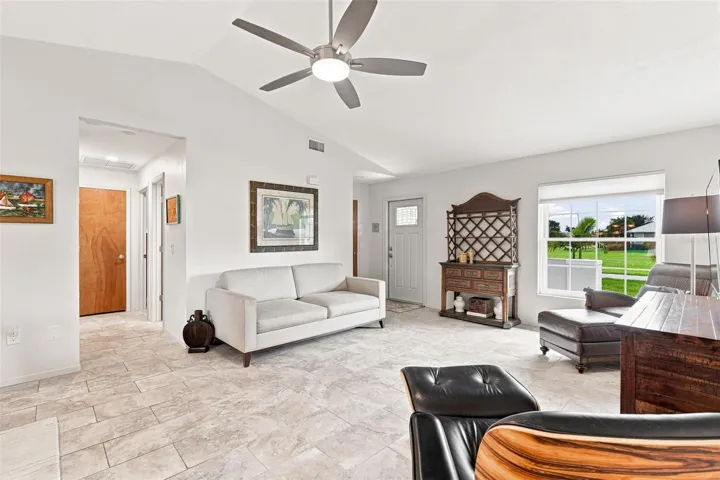 Vaulted Ceiling in Large Livingroom