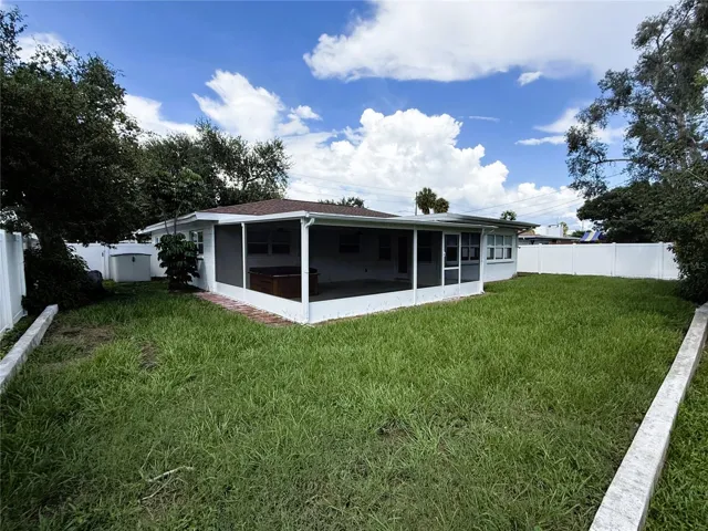 Spacious Back Yard