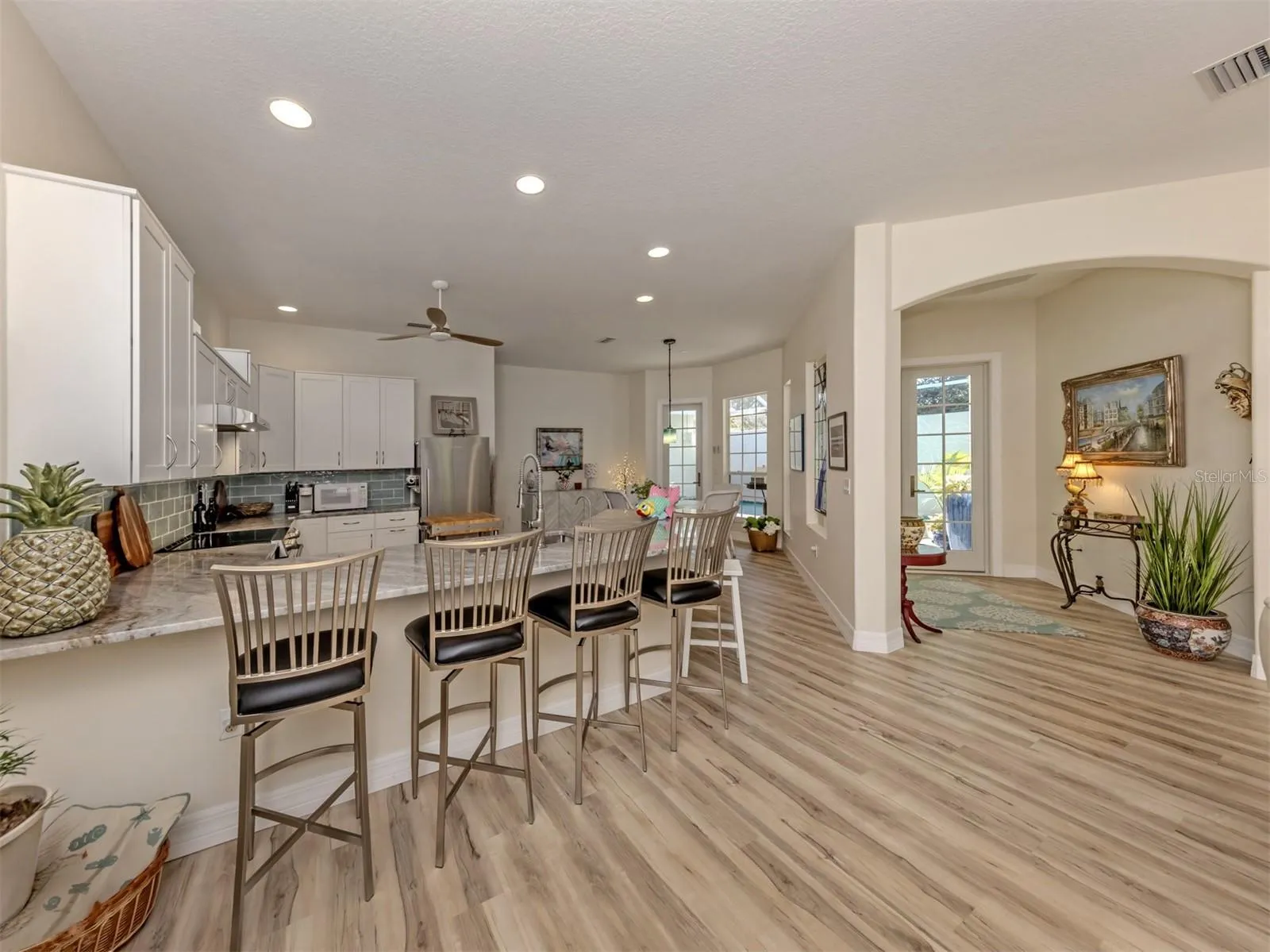 spacious and bright kitchen breakfast bar