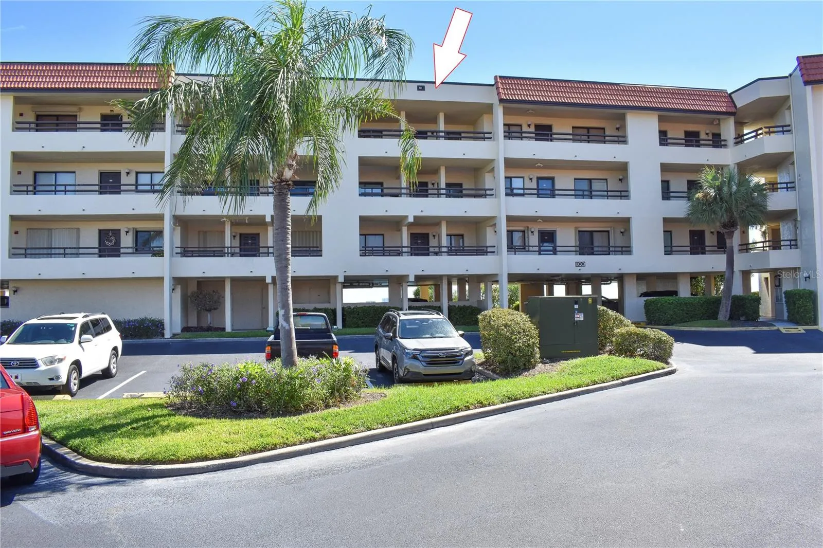Top Floor- Direct Waterfront Unit