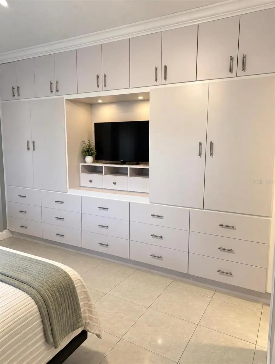 Mother-in-law suite bedroom, view 2