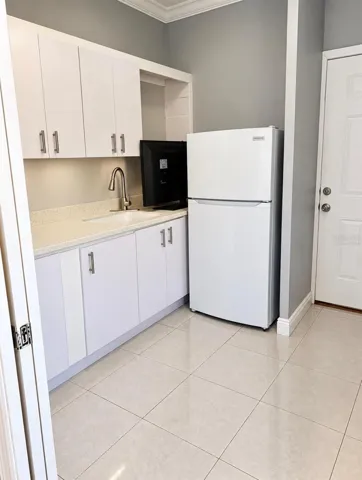 Guest room (virtually staged)