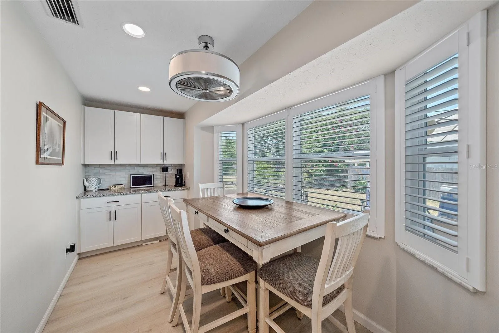 eat in area and end counter and cabinets