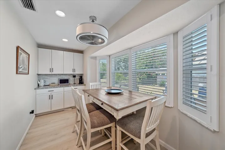 eat in area and end counter and cabinets