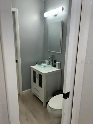 common bath room w/shower