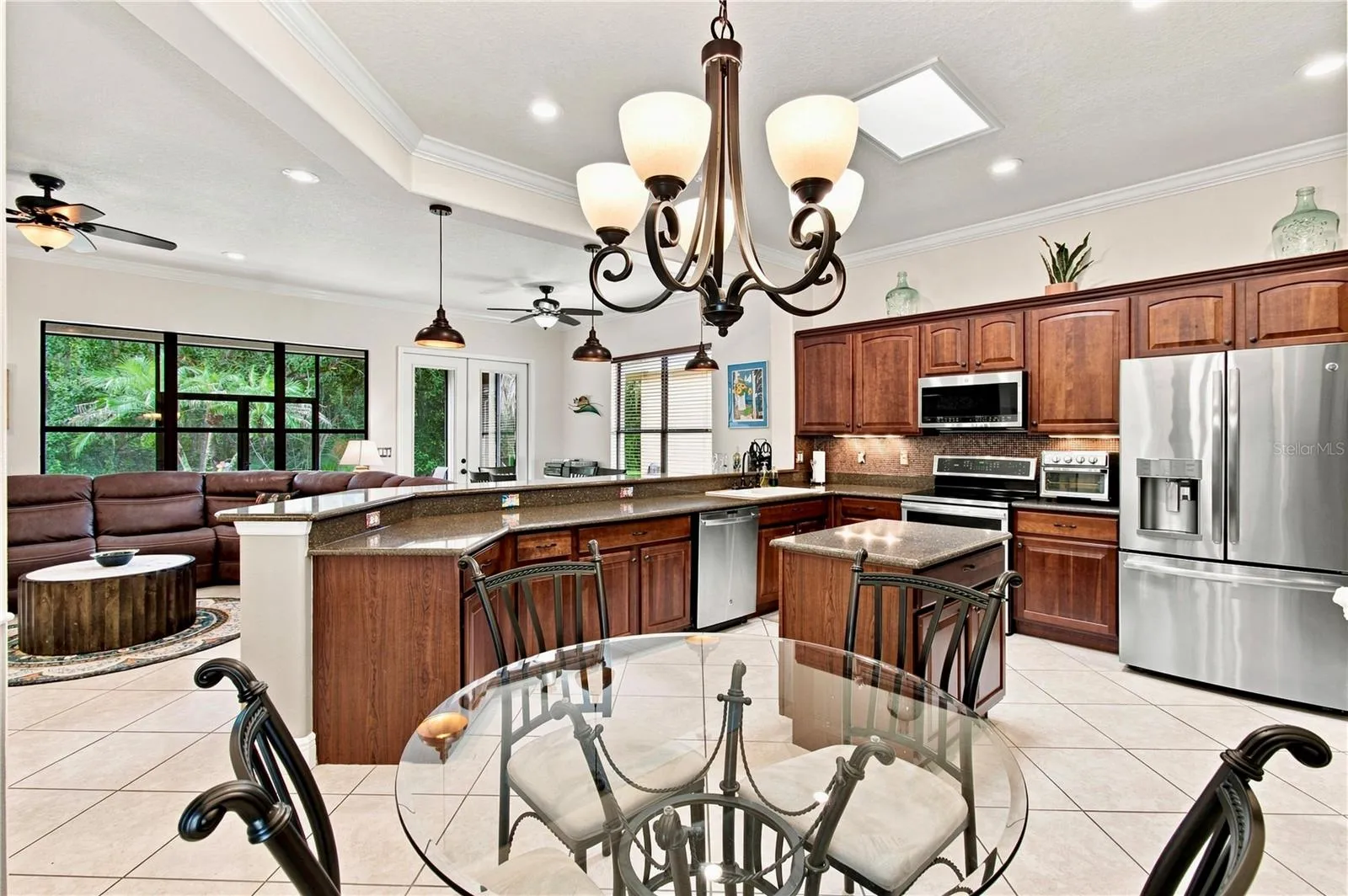 SPACIOUS KITCHEN