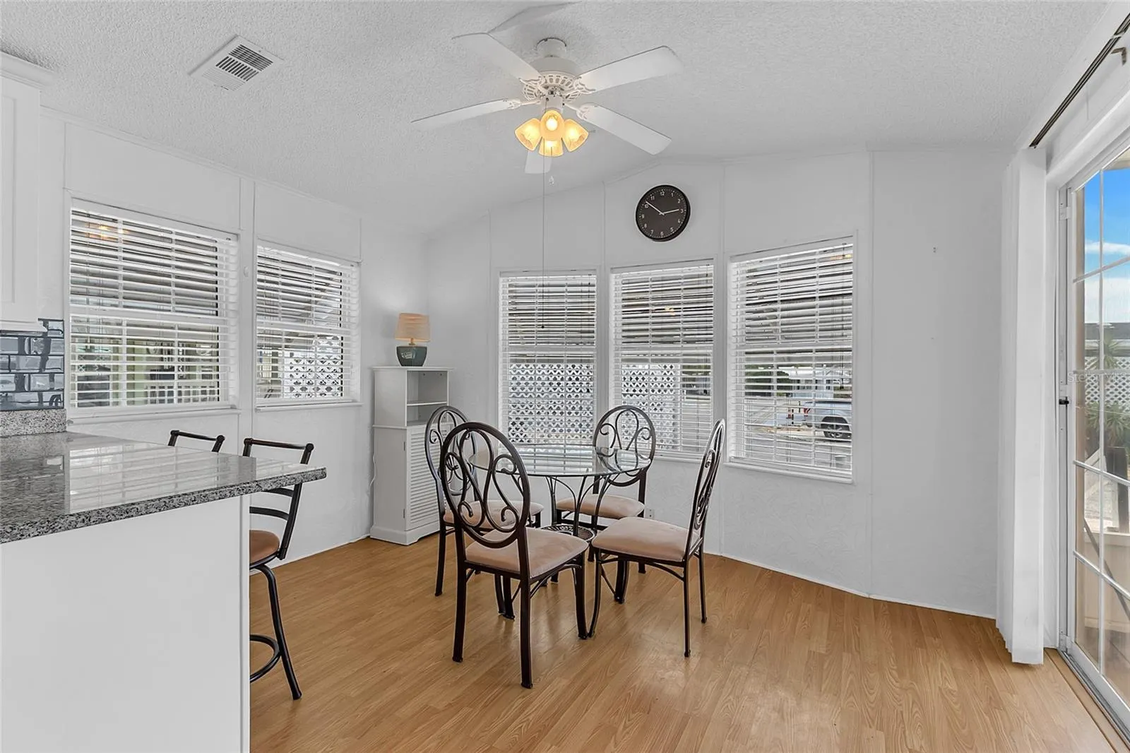 SPACIOUS DINING AREA