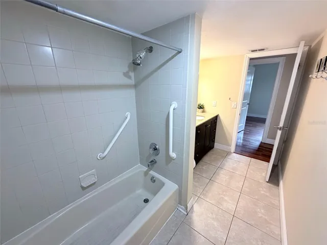 Full bathroom 2