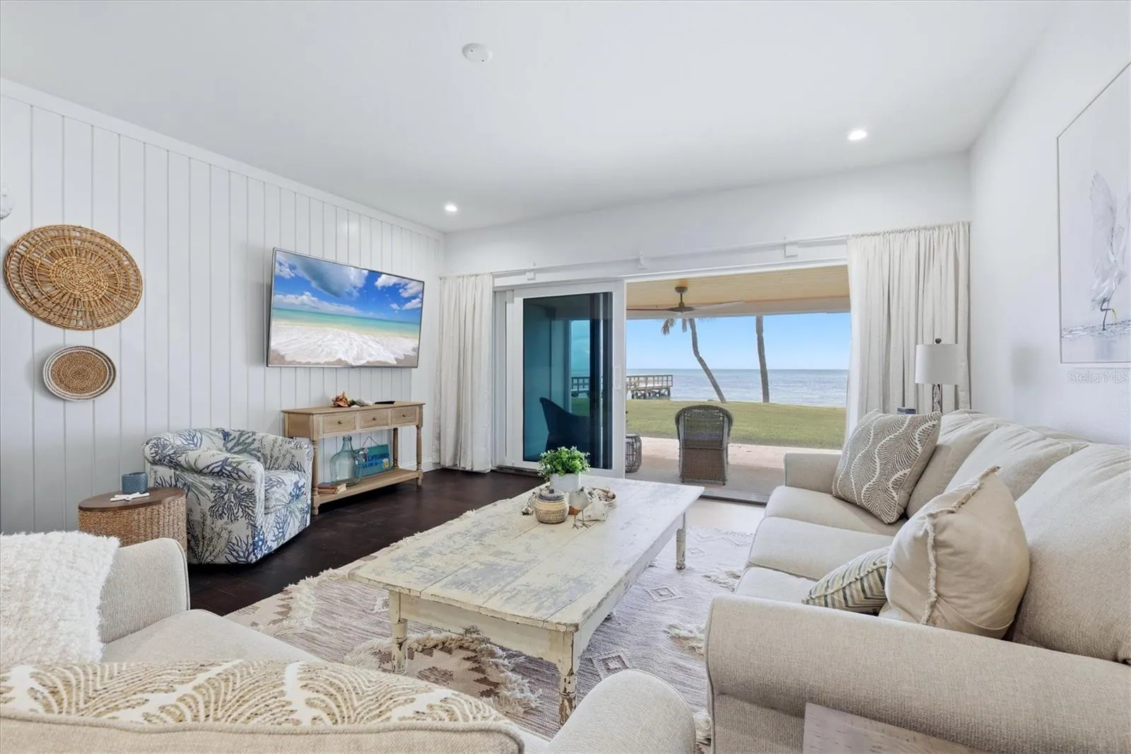 Nice, LARGE Living Room!