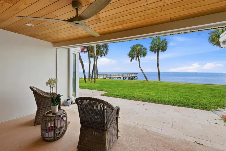 Lanai/Private Pier