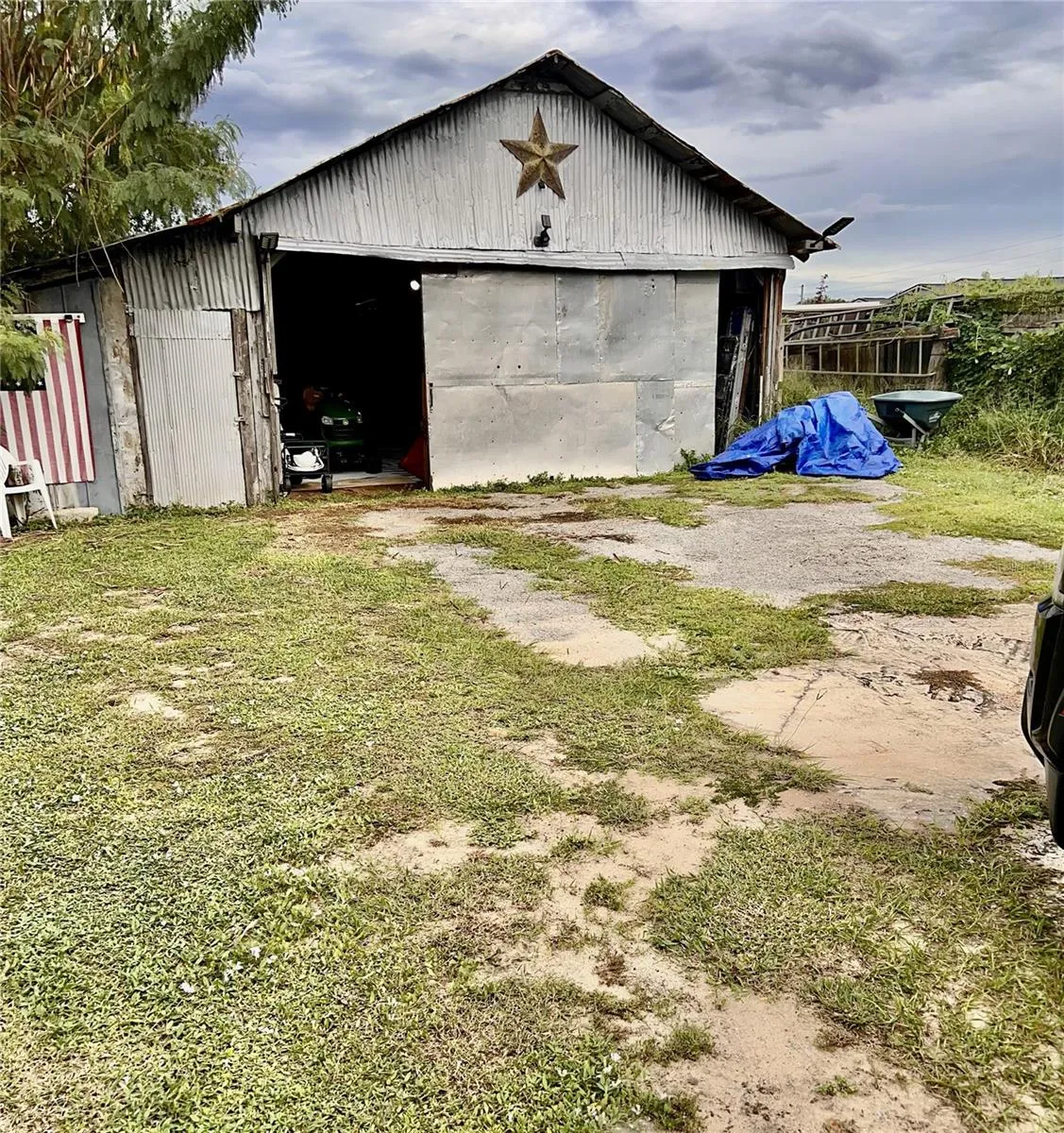 20'x30' shop  with electricity(approximately) previous owner stored his airboat