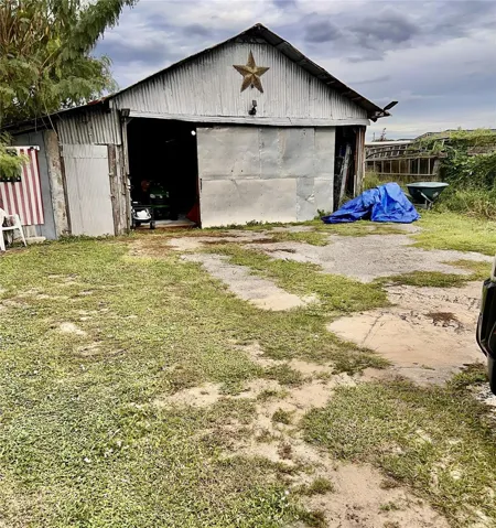 20'x30' shop  with electricity(approximately) previous owner stored his airboat