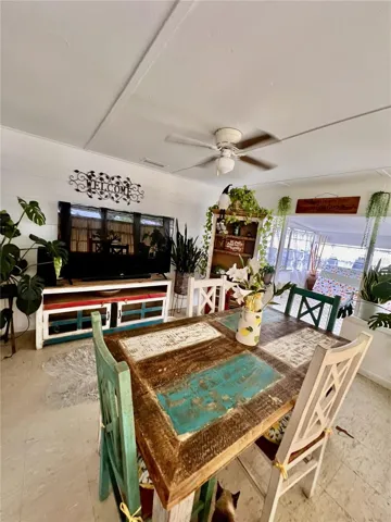 Sunroom/Family room (Airconditioned)