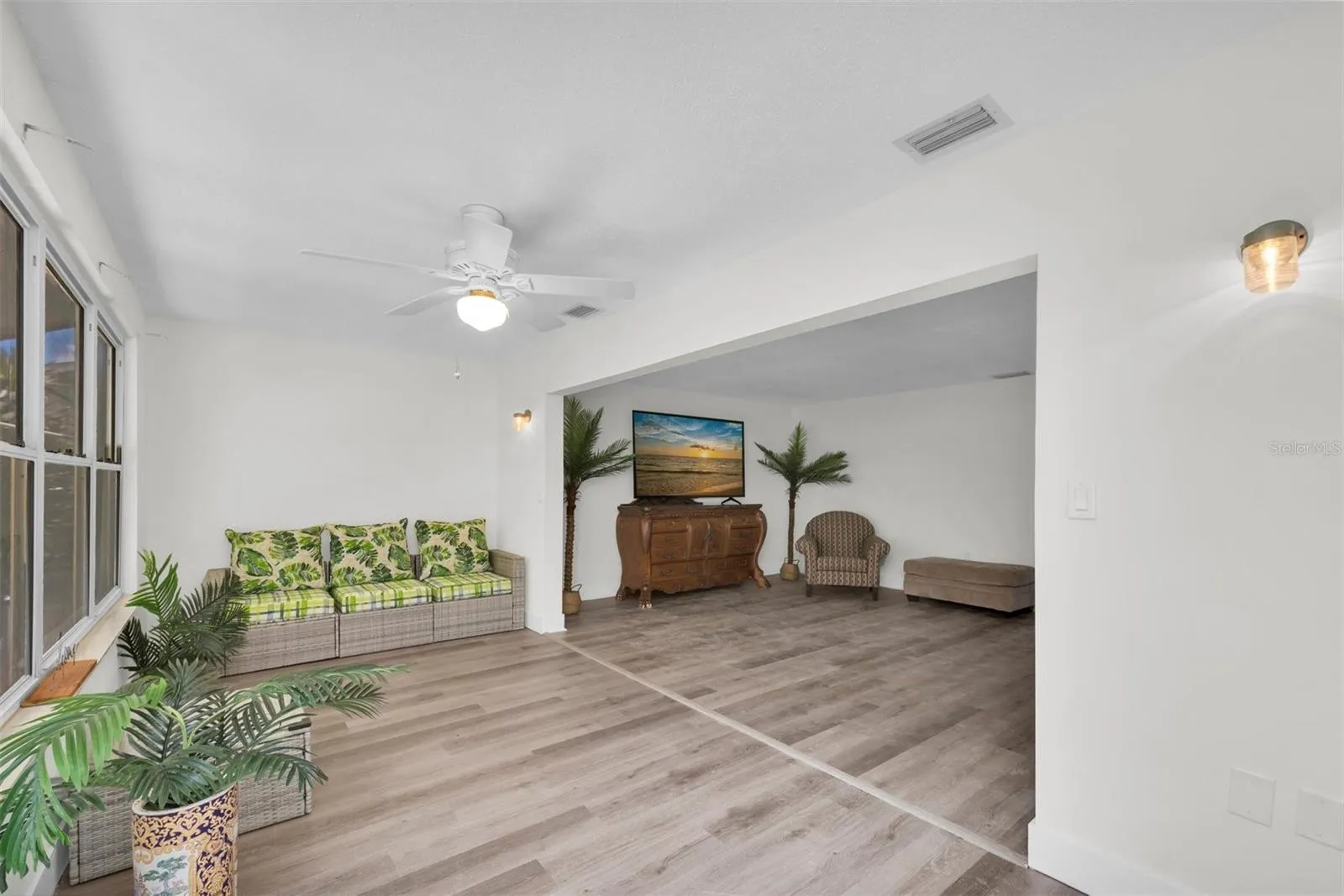 CONTINUOUS FLOORING THROUGHOUT