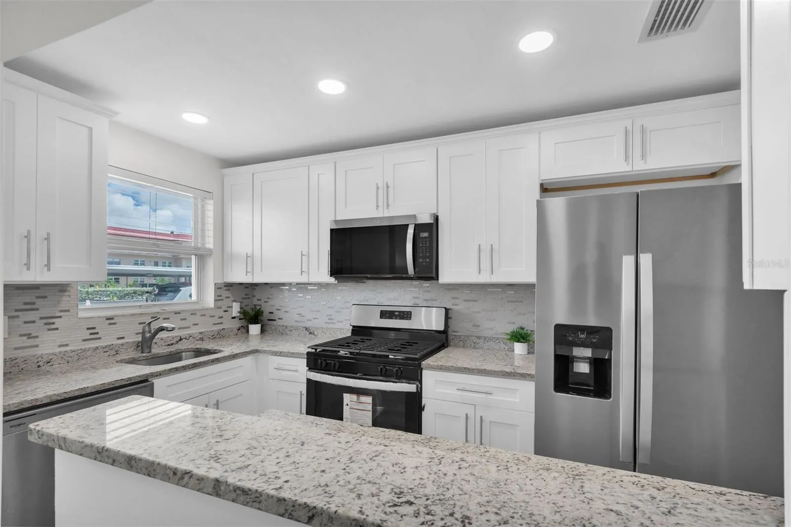 OPEN KITCHEN