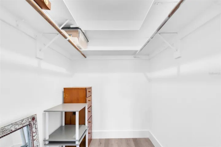 WALK IN CLOSET