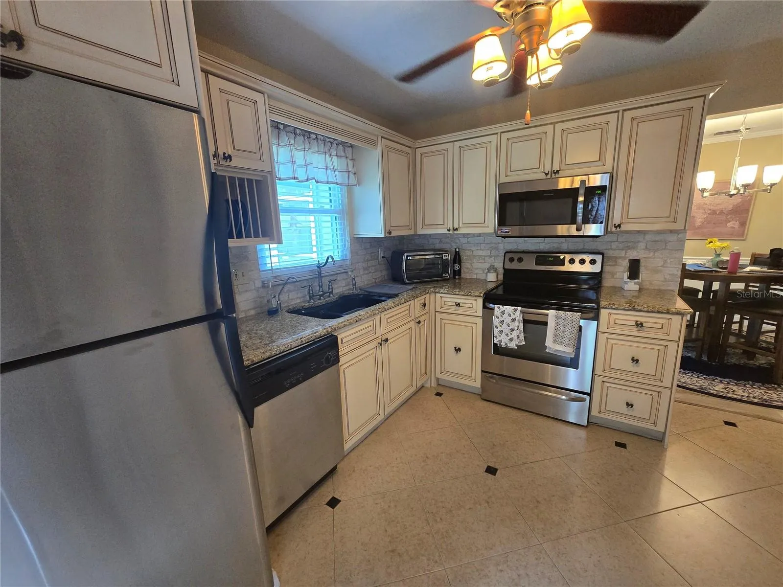 STAINLESS STEEL APPLIANCES IN KITCHEN