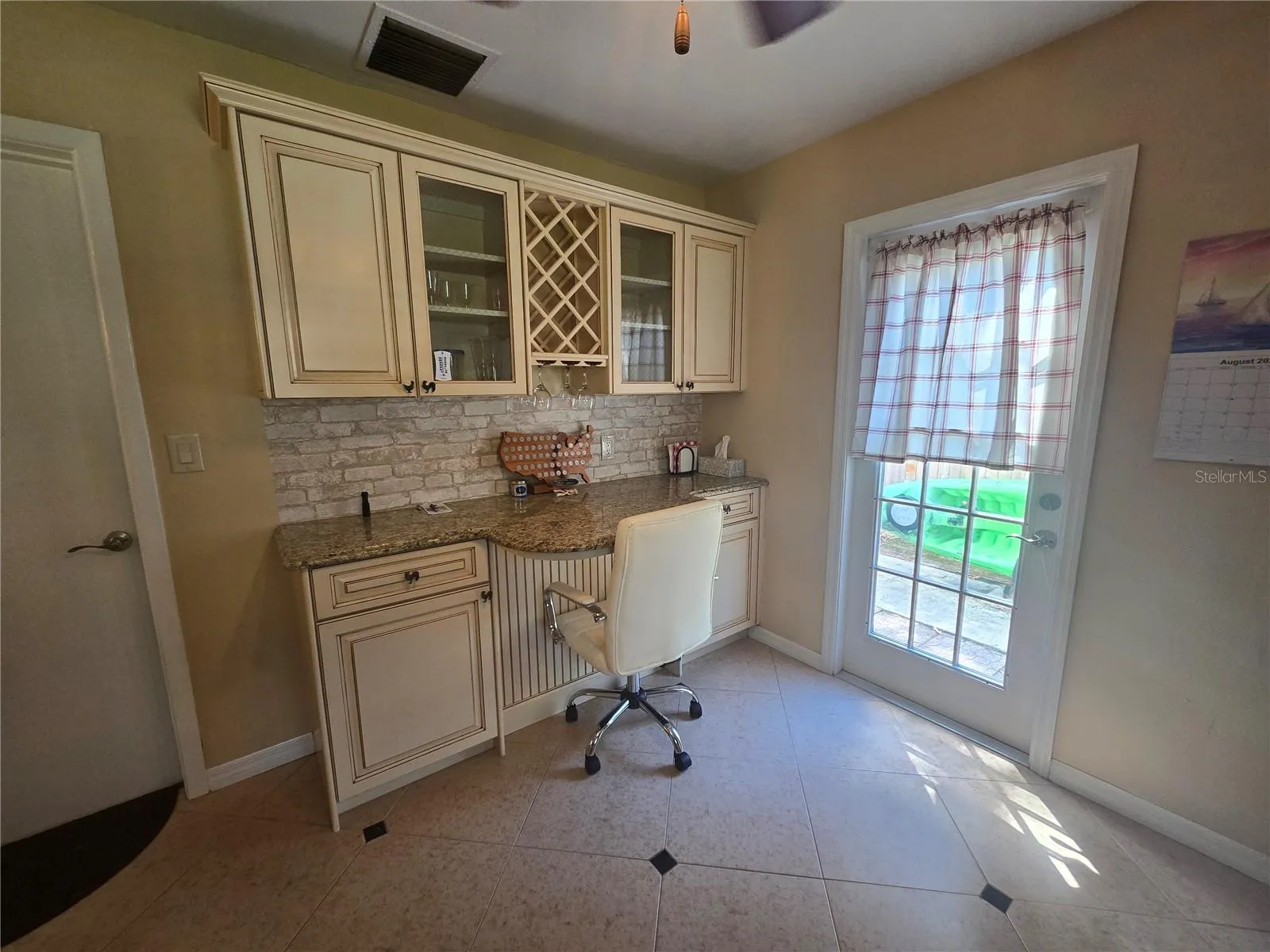 BEAUTIFUL KITCHEN BUILT-IN DESK AREA OR EXTRA COUNTER SPACE
