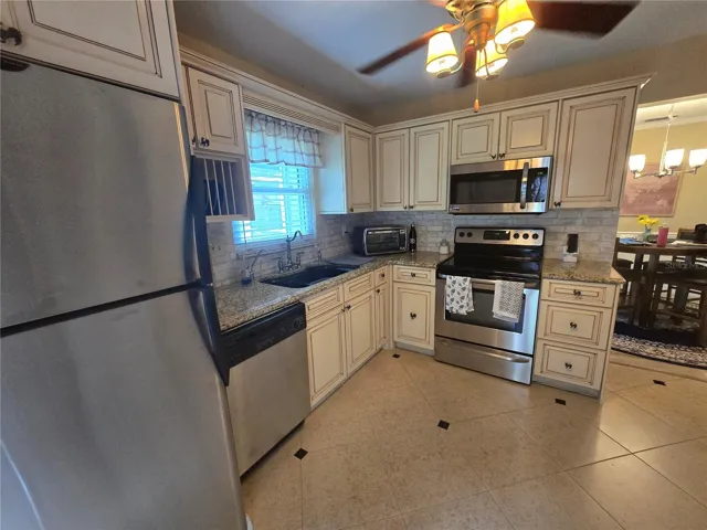 STAINLESS STEEL APPLIANCES IN KITCHEN
