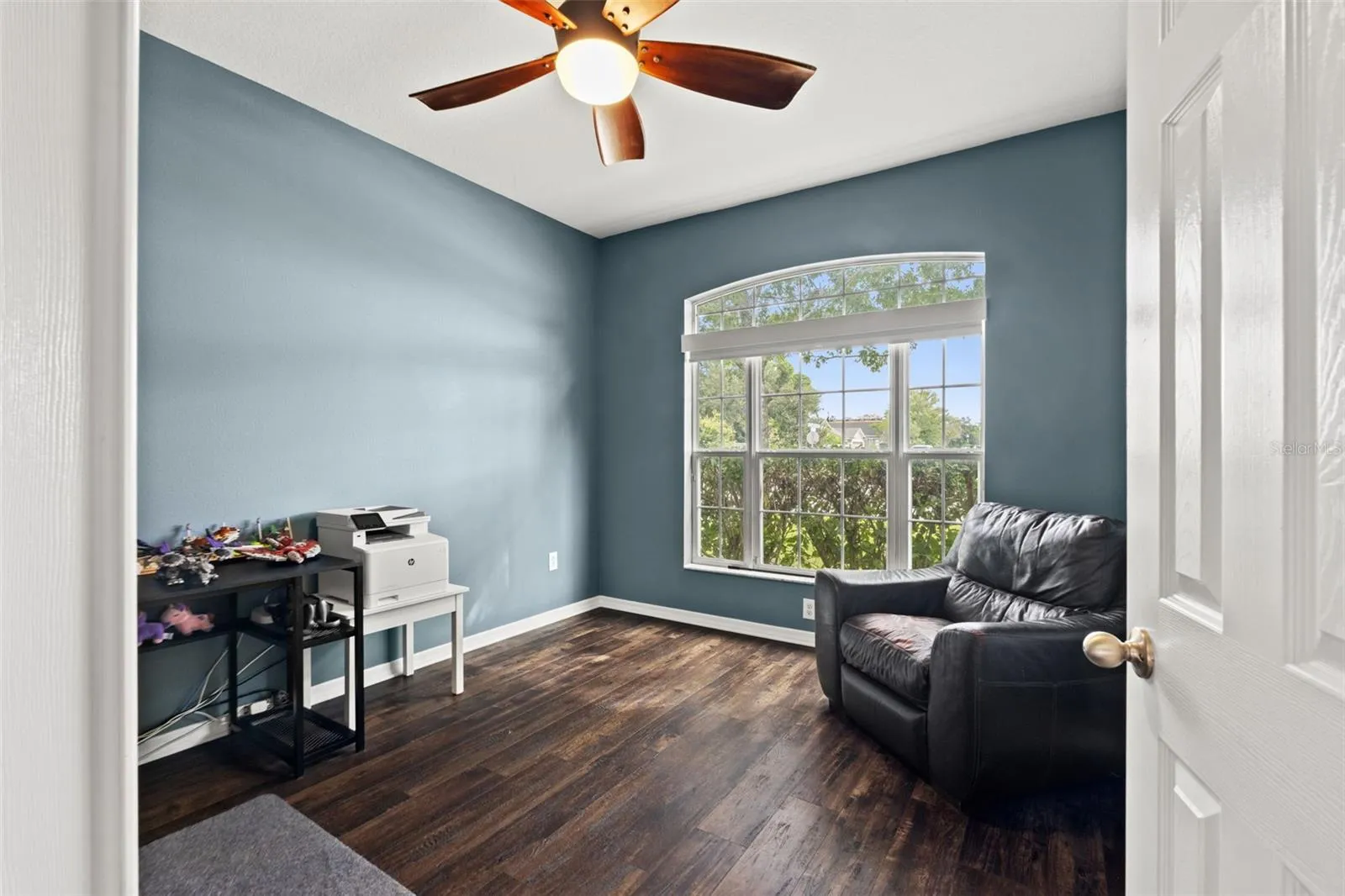 Need a dedicated workspace? The separate den provides the privacy and flexibility to work comfortably from home.