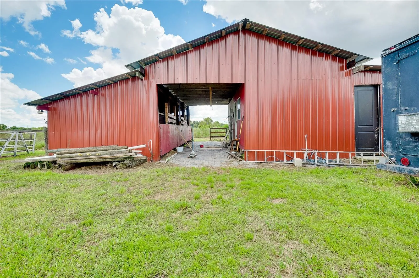 Barn w/3 horse stalls