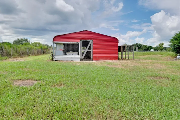 Barn w/3 horse stalls