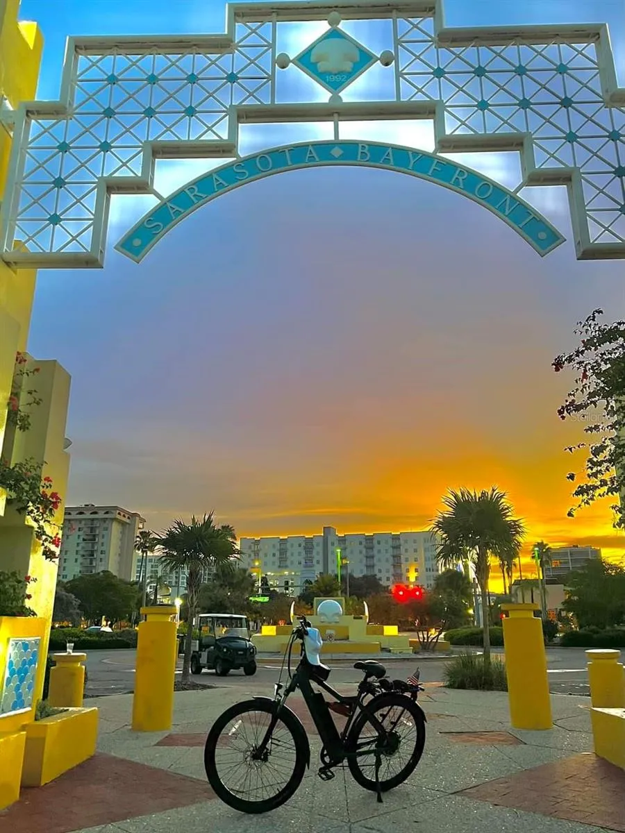 Downtown Marina Jack's only 8 min bike ride